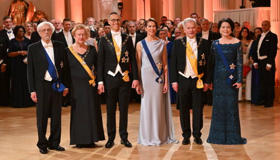 Itsenäisyyspäivän vastaanotto viime joulukuussa. Kuvassa Pentti Arajärvi, Tarja Halonen, Alexander Stubb, Suzanne Innes-Stubb, Sauli Niinistö ja Jenni Haukio.