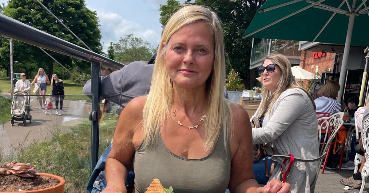 Sara Baker sairastaa keuhkoahtautumatautia. Hän kokee paljon ennakkoluuloja sairautensa kanssa.