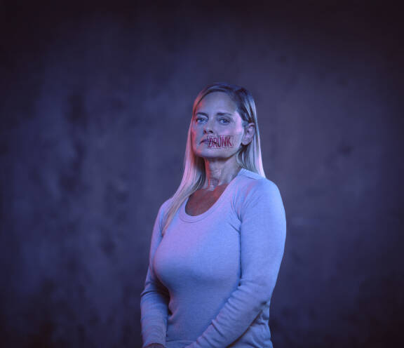 Vaikeinta Saralle ei ole fyysinen kipu, vaan muiden ihmisten suhtautuminen. Häntä on nimitelty humalaiseksi ja töykeäksi, koska hänen oireensa saavat hänet vaikuttamaan sellaiselta.
