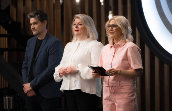Masterchef Suomi: Vappu Pimiä tuomaroi Helena Puolakan ja Henri Alénin rinnalla.