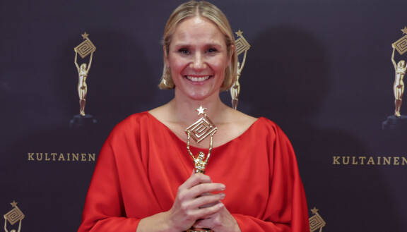 (230126) -- Helsinki, January 23, 2026 – Vuoden pääosanäyttelijä Laura Malmivaara poses for the camera during Kultainen Venla 2025 - gala in Helsinki, Finland, 23. January 2026. (Matti Matikainen/Aller Media)