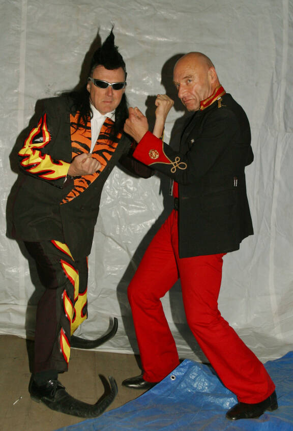 Remu ja Sakke Järvenpää 2004 keräämässä konserttitempauksella rahaa Remulle.