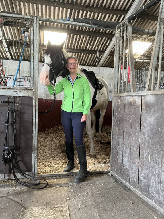 Clare on sittemmin diagnosoinut uusia rintasyöpätapauksia ja tukenut hoidoissa olevia naisia.