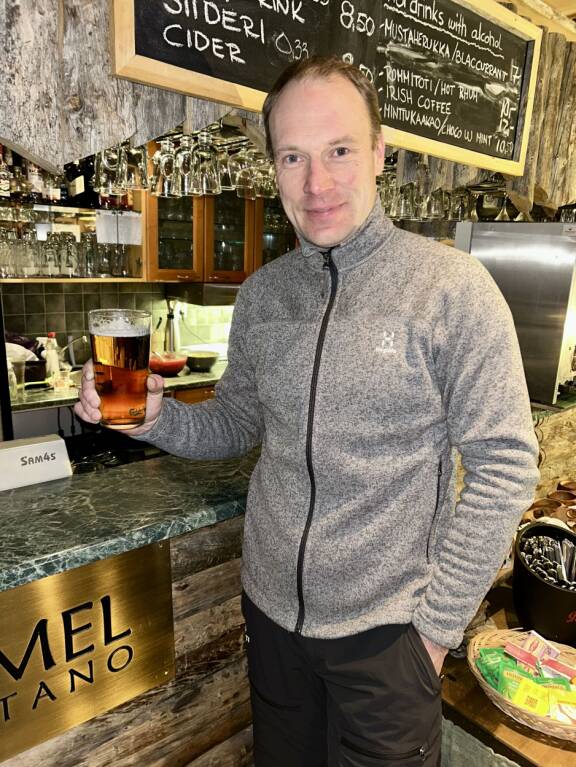 Kippis! Jari-Matti Latvala ottaa rennosti Levillä.