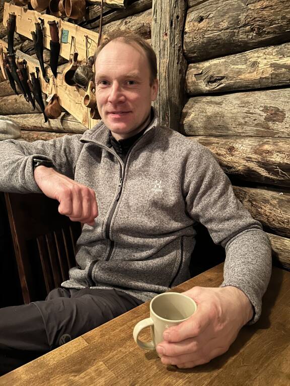 Olutta enemmän Jari-Matti nauttii kahvia.