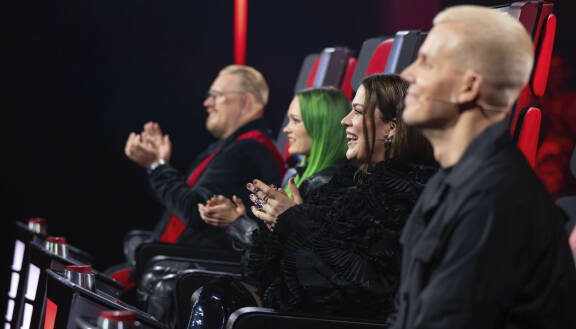 Arttu, Sanni, Jenni ja Elastinen seuraavat esitystä ja taputtavat.