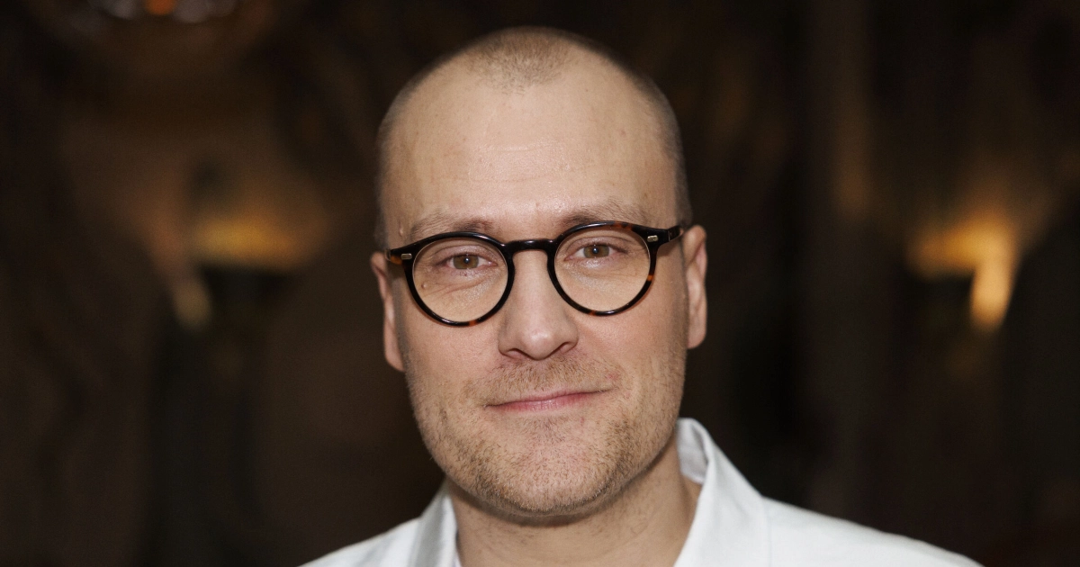 Heikki Paasonen juontaa Emma-gaalan ja odottaa vaimonsa upeaa asua