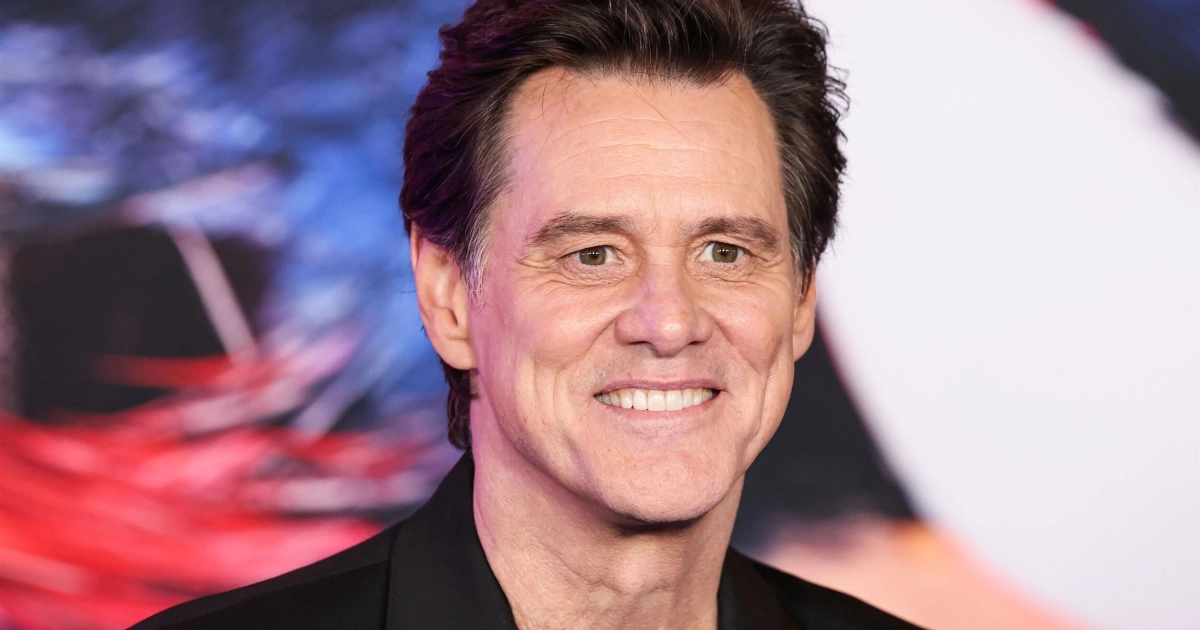 Jim Carrey yllätti uuden ulkonäkönsä kanssa Pariisin gaalassa