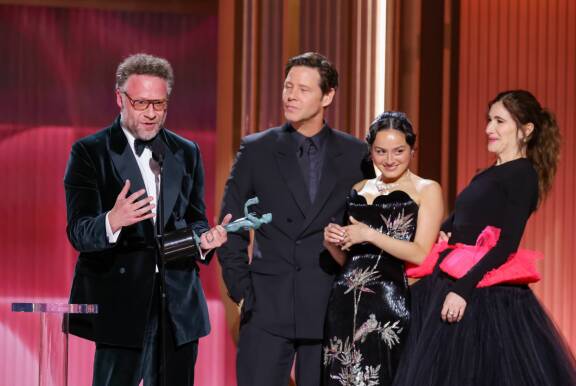 Seth Rogenin kanssa mukana lavalla olivat Ike Barinholtz, Chase Sui Wonders ja Kathryn Hahn, jotka myös näyttelivät The Studiossa. Porukka vastaanotti edesmenneen kollegansa pystin.