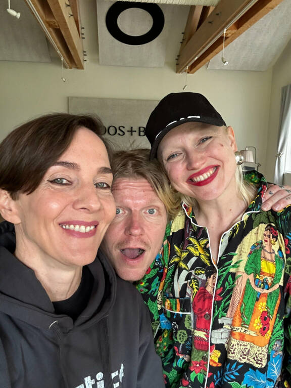 Maria Veitola sekä Jori ja Christel Roosberg poseeraavat selfiessä.