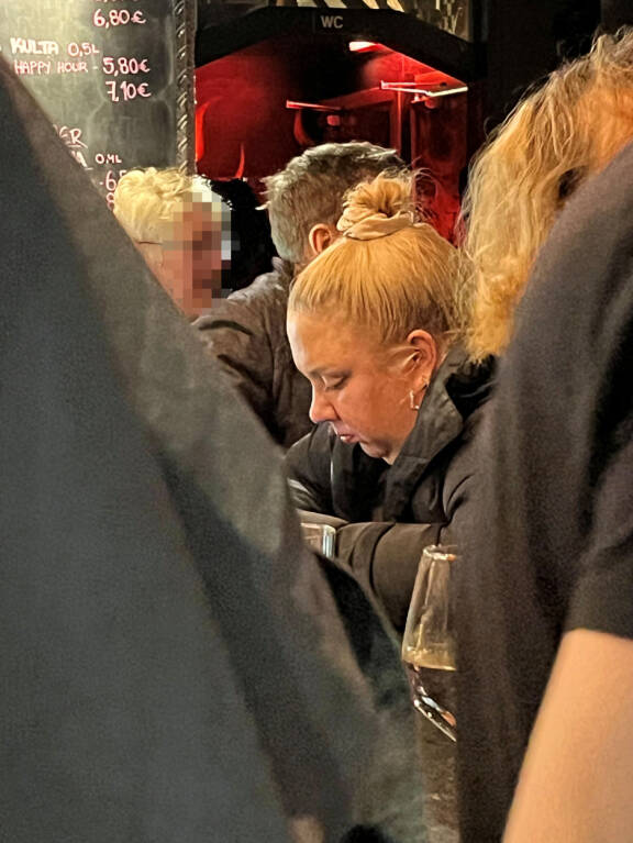 Bändin soitto vaikutti olevan Hennalle lähinnä taustamusiikkia, sillä hän oli keskittynyt pläräämään puhelinta.