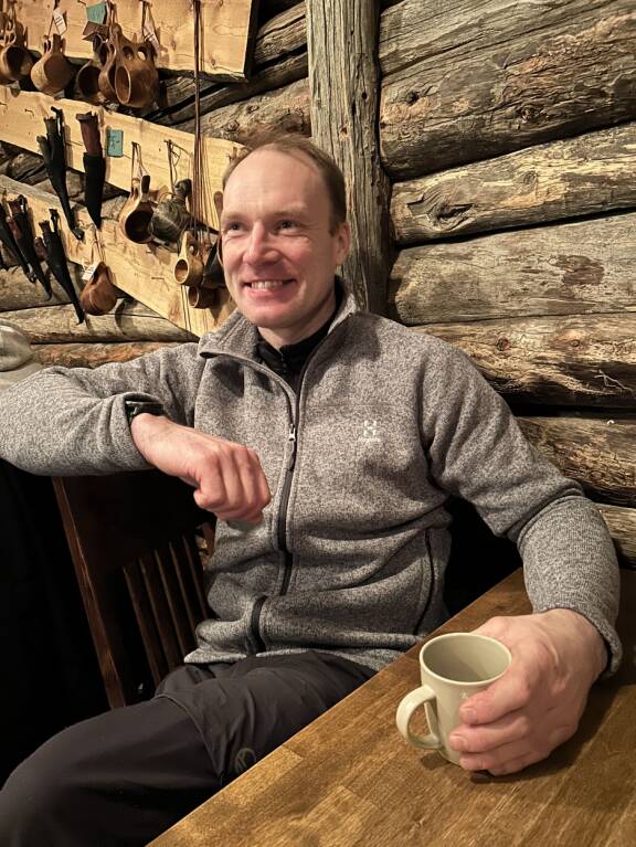 Jari-Matti Latvalalta suoraa puhetta Lapin naisista: “Tummasilmäisiä porotyttöjä”