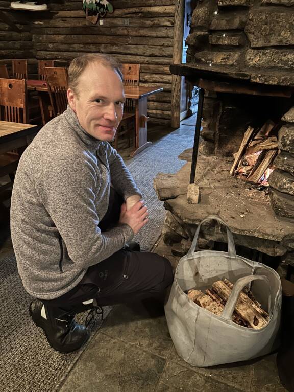 Jari-Matti Latvalalta suoraa puhetta Lapin naisista: “Tummasilmäisiä porotyttöjä”