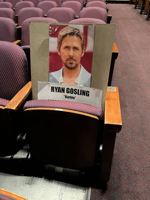 Pahville kiinnitetty Ryan Goslingin valokuva ja violetit istuimet.