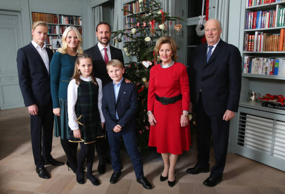 Marius kasvoi osana kuninkaallisperhettä hänen äitinsä avioiduttua kruununprinssin kanssa. Hänellä ei kuitenkaan ole kuninkaallisia titteleitä.