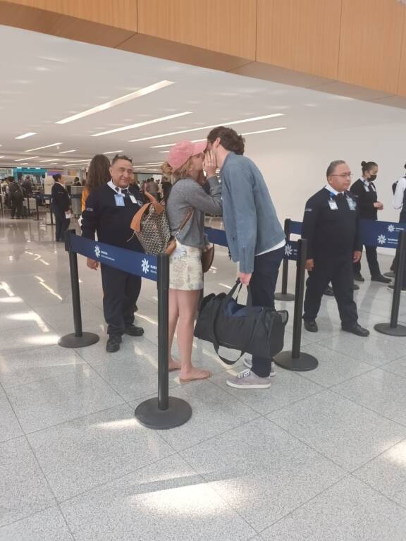 Emma Watson ja Gonzalo Hevia Baillères lentokentällä
