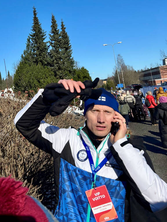 'Haloo, haloo?' Hannu puhua pölpötti puhelimeensa suunnatessaan kohti Lahden hiihtostadionia.