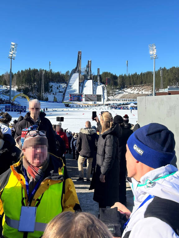 Portilla kävi kuitenkin kylmät, kun järjestyksenvalvoja eväsi ainakin aluksi Hannun pääsyn katsomoon.