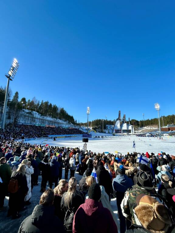 Lahden hiihtostadionin 'huutokaarre' oli tupaten täynnä innokasta hiihtokansaa Salppureissa.