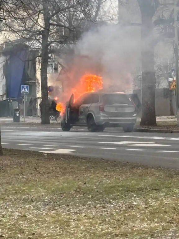 Hildenien Volvo roihusi Helsingissä.