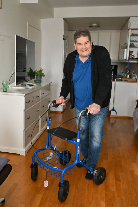 Risto ja Mauno. Rollaattoriaan Risto kutsuu rollaksi, mutta on antanut sille myös nimen Mauno laitteen mallin mukaan. Riston sairauden kulkua selittää vuoden 2011 vakavan kaatumisen jälkeen harmeiksi tullut monilihaskipureuma, ja sen tuomat säryt ovat ikävintä. Vakavia sairauksia on kiertynyt alkusyyn ympärille muitakin.
