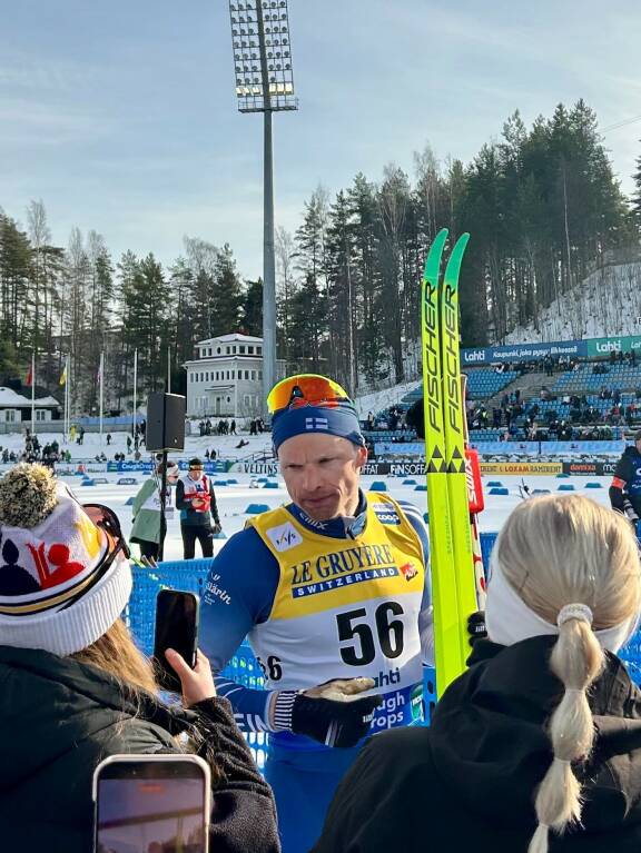 Iivo jakeli kommentteja tiukka ilme kasvoillaan.