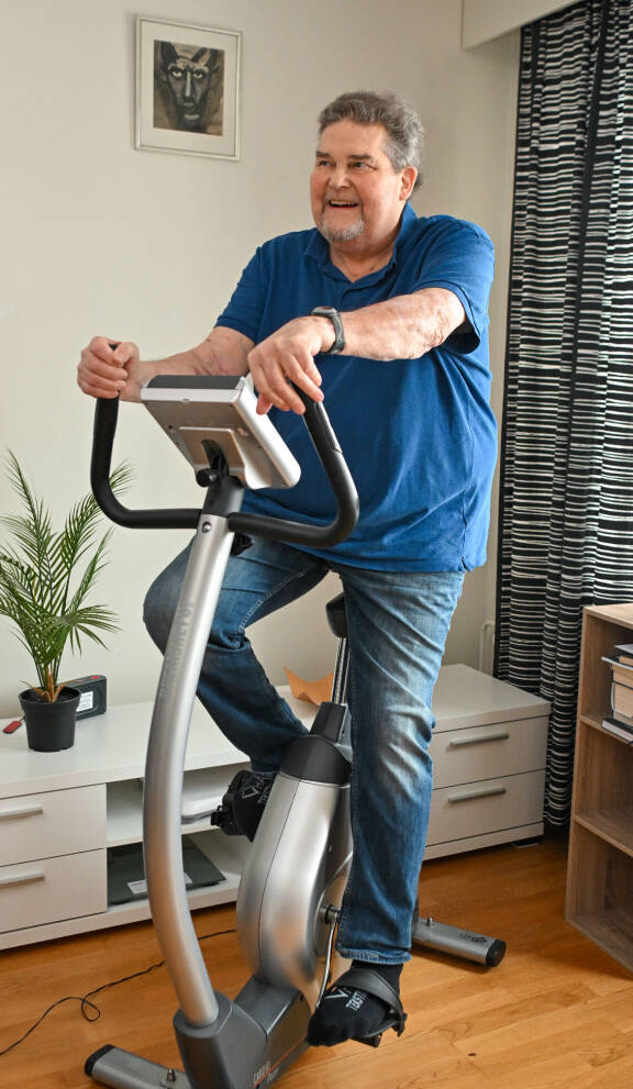 Tosielämän Risto on urheilumiehiä. Hän on pitänyt juoksu- ja maratonkouluja ja pistellyt maratonissa kovia aikoja. Myös tennis on kuulunut lajeihin, ja siinä hän on ollut varustekauppiaana kauan ennen näyttelijäuraansa. Nykyisin valitettavasti juoksu pitää tehdä mielikuvaharrasteena, mutta olohuoneen kunniapaikalla on kuitenkin kuntopyörä.