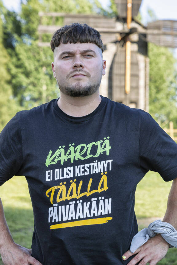 Häärijä eli Tomi Häppölä Käärijä-paita päällään.