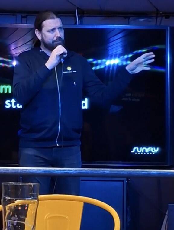 Karaoke sujui kokeneelta esiintyjältä hienosti.