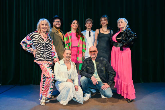 20260311, Helsinki. Tähdet tähdet -pressi. Kuvassa Ami Aspelund, Mikko Penttilä, Annika Eklund, Sari Aalto, Jukka Poika, Waldo, Venla Edelmann, Noora Louhimo.