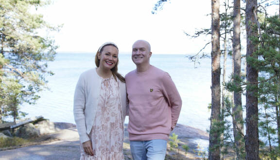 Marja Hintikka ja Mikko Vesanen mökin pihalla.