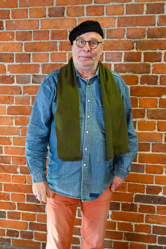 Vesa on näytellyt uransa aikana muun muassa Pelle Hermannia ja Rääpäkkä-tonttua.