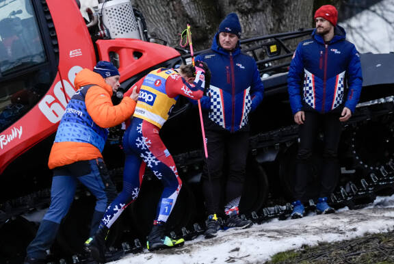 Kläbo kiidätettiin jatkotutkimuksiin sairaalaan, jossa hän oli vielä perjantaina. Suurmestarin tarkemmasta voinnista ei ole tietoa.