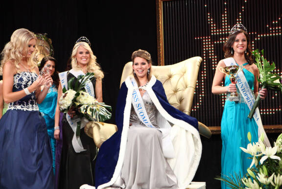 Vuonna 2010 Viivi sai painaa Miss Suomen kruunun päähänsä.