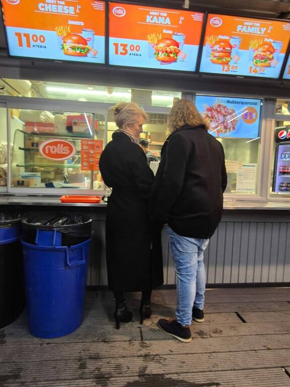 Laura oli pukeutunut nakkikioskillekin ykkösiinsä.