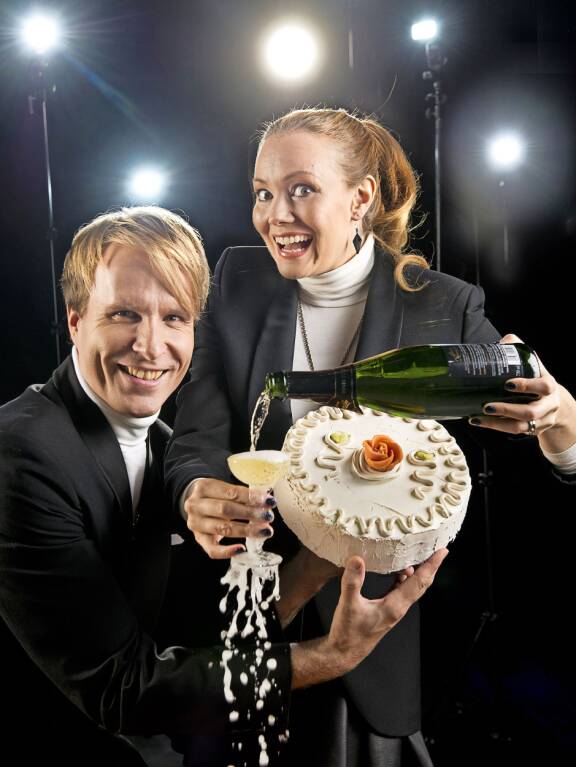 Marja Hintikka oli Mikon ensimmäinen juontajapari. Molemmat oli löydetty Puoli seitsemään radiokanavilta.