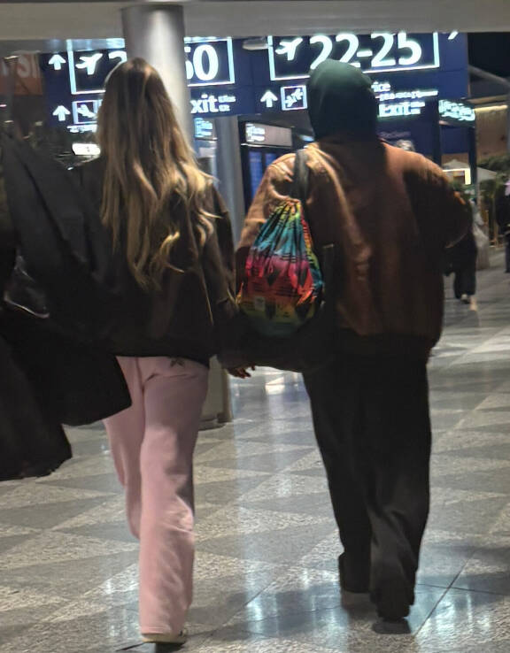 Seiskan lukijan kuva Helsinki-Vantaan lentoasemalta. Kuvassa Tiia Aalto ja Elina Gustafsson.