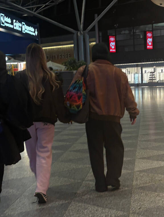 Kuvassa Tiia Aalto ja Elina Gustafsson Helsinki-Vantaan lentoasemalla