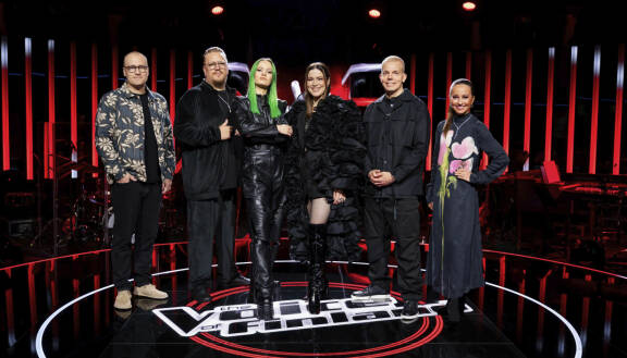 Heikki Paasonen, Arttu Wiskari, Sanni, Jenni Vartiainen, Ellastinen, Jaana Pelkonen The Voice of Finlandin kuvauksissa vuonna 2026.