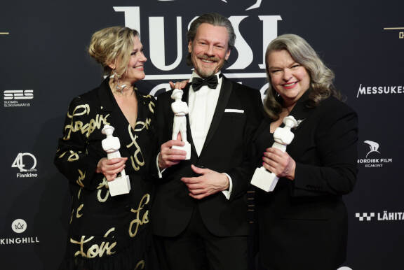Pirjo Lonka, Ville Tiihonen ja Elina Knihtilä olivat yhtä hymyä Jussi-gaalan jälkeen.