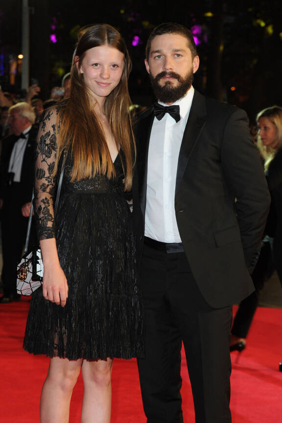 Shia on bongattu eronsa jälkeen läheisistä tunnelmista tuntemattoman naisen kanssa.