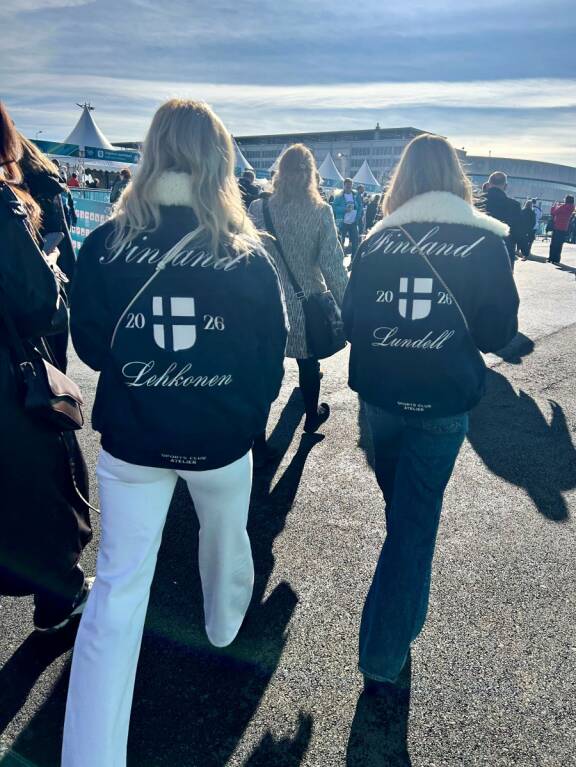 Emmi Peltonen (vas.) bongattiin Milanosta NHL-tähti Artturi Lehkosen lätkätakissa.
