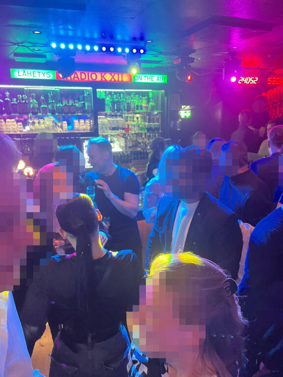 Markuksella luisti juttu, kun hän puheli tummahiuksiselle kaunottarelle 'Kallen' yössä.