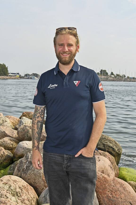 Joel on perinyt veneilyinnon isältään. Arkistokuva 2022.