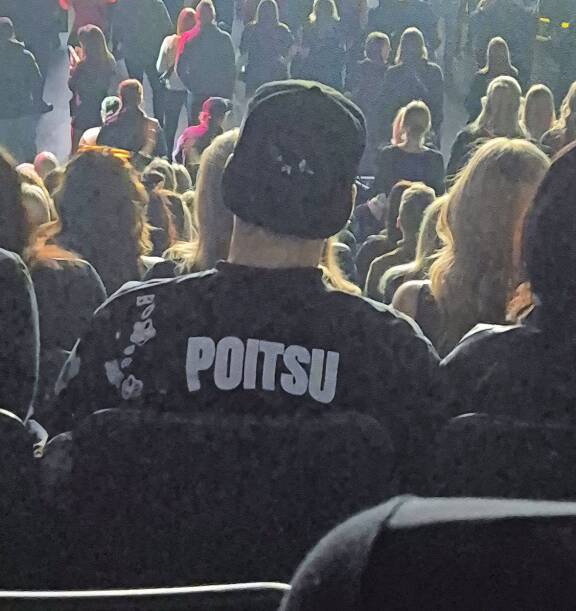 Ahdin paidan selkämys. Siinä lukee Poitsu