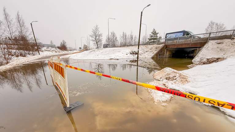 Tulviva alikulkutunneli talvella.