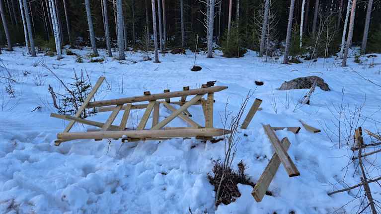 Kaadettu hirvitorni Kouvolan Elimäellä.