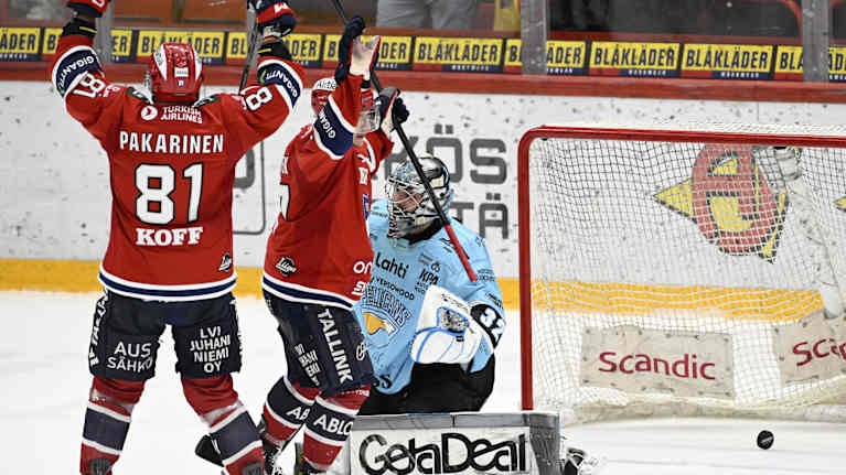 HIFK:n pelaajat juhlivat maalia. 