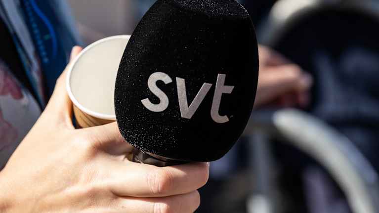 SVT:n mikrofoni henkilön kädessä