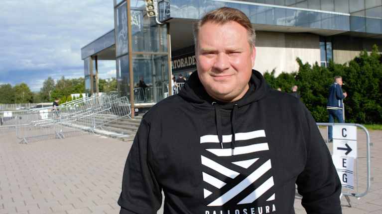 Rauli Urama Turku-hallin edessä.